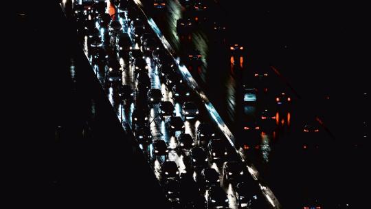 雨夜城市高楼间繁忙的公路车流