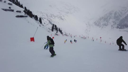 阿尔卑斯山的单板滑雪。奥地利迈尔霍芬的单板滑雪