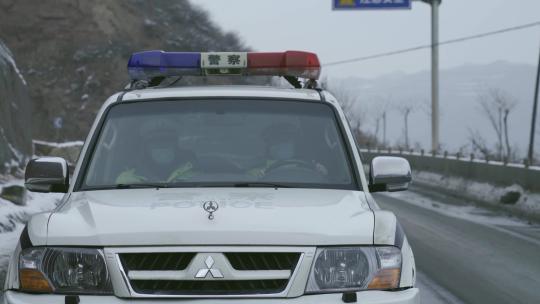 警车在道路上开着警灯行驶视频素材模板下载