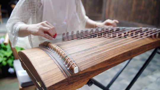 中国古代乐器，弹古筝的美女特写