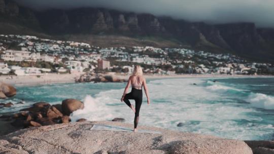 海边做瑜伽的女人