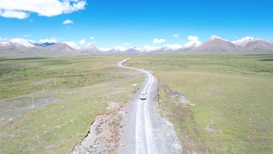自驾西藏无人盘山路跟拍蓝天白云群山原片高清在线视频素材下载