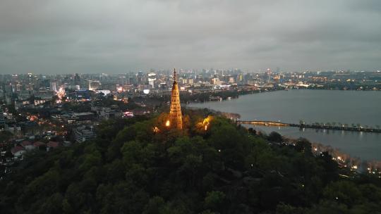 杭州西湖保俶塔俯瞰城市夜景视频素材模板下载