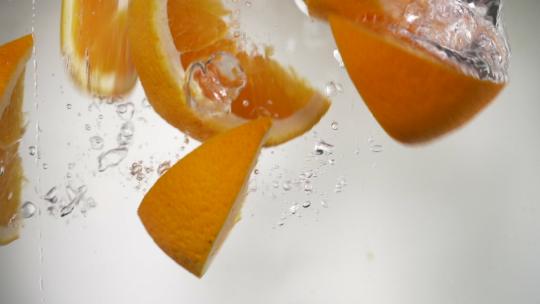橙子落入水中慢动作