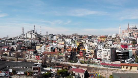 密封伊斯坦布尔春天的鸟瞰图。低矮房屋和雄伟清真寺的屋顶视频素材模板下载
