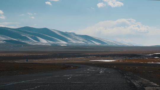 西藏旅游风光219国道清晨公路雪山