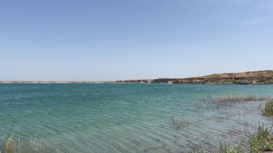 新疆阿勒泰戈壁清澈湖面