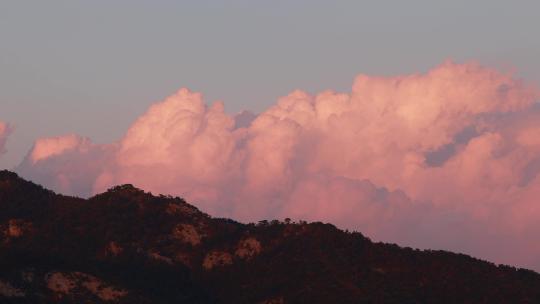 山上粉红色的云朵云卷云舒