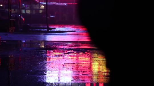 雨天等车 打车 下雨的夜晚  红灯区 倒影