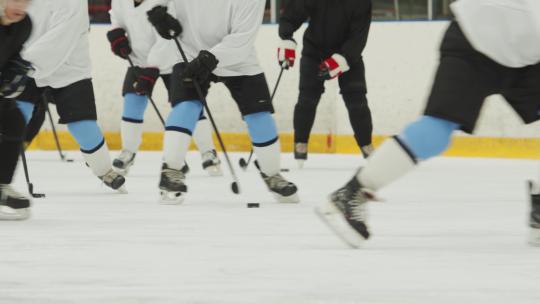 特写拍摄冰球运动员在球场上练习比赛