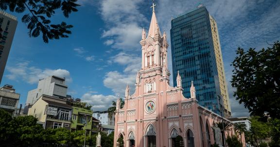 岘港粉色教堂岘港旅游越南教堂法式建筑