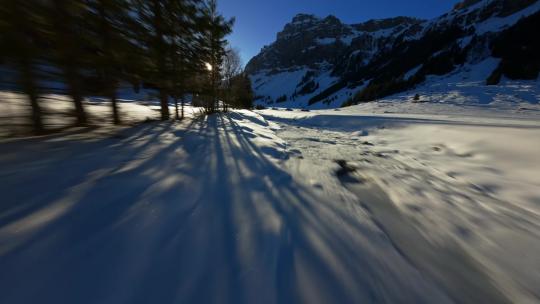FPV无人机航拍瑞士冬日日出河流树林雪山