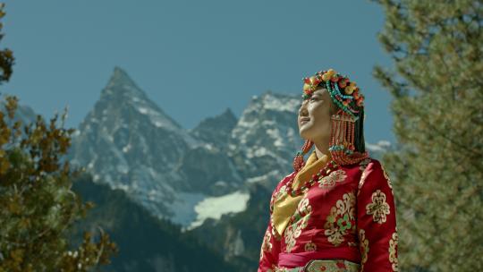 藏族姑娘高山上遥望远方视频素材模板下载