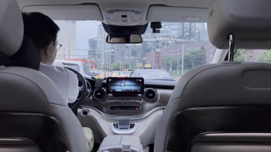 坐在奔驰商务车内行驶在北京拥堵的道路上