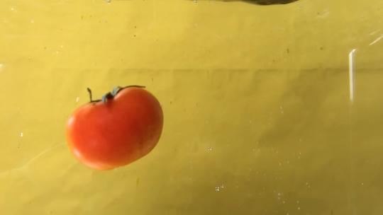 IMG_0747番茄强入水一瞬间黄背景B视频素材模板下载