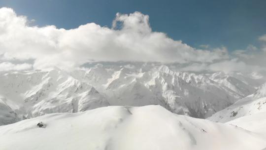 连绵的雪山