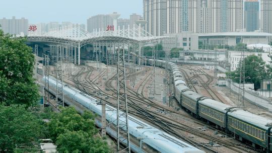 郑州火车站-动车与绿皮车的交汇