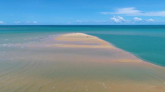 巴西巴伊亚州Caraiva海滩附近的Corumbau海滩。夏季海滩场景