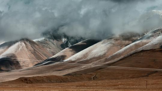 西藏旅游风光云雾笼罩冈底斯山脉