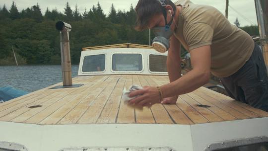 木匠擦木船的砂屋顶。中宽镜头