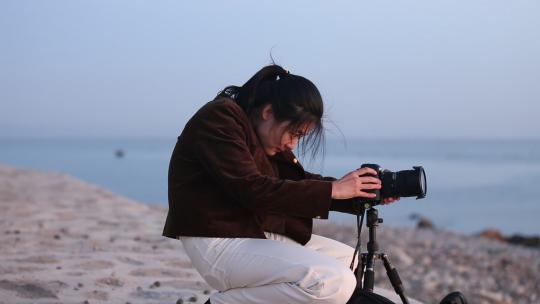 烟台大海黄昏日落，夕阳海边行走的女孩