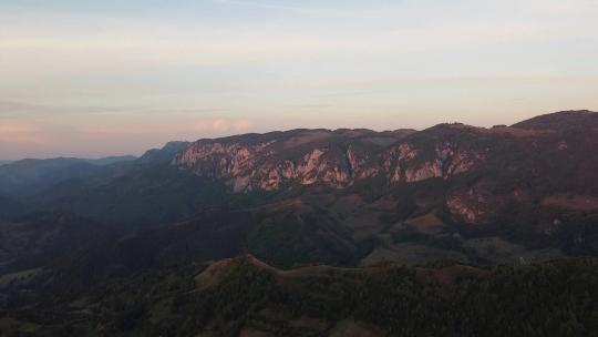 山中日落鸟瞰，阿普塞尼，罗马尼亚