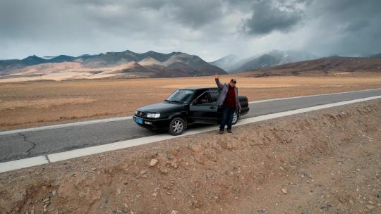 西藏旅游风光219国道公路广阔高原自驾游客