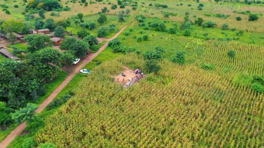 无人机在非洲马拉维一个偏远村庄的井上向后飞行。