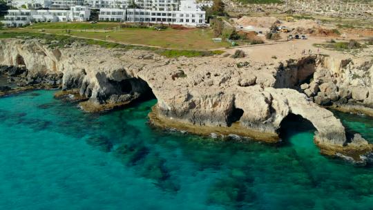 塞浦路斯阿依纳帕洛基海滨海洞鸟瞰图视频素材模板下载