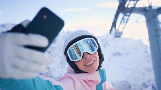 女人站在滑雪场的山顶自拍