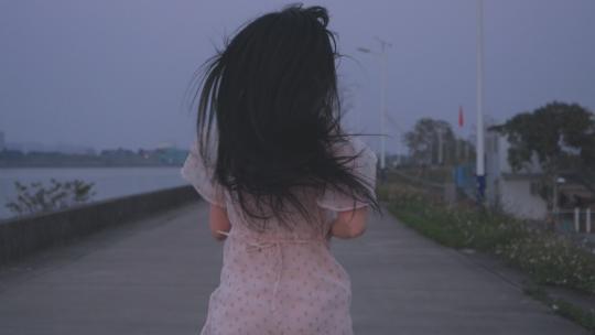 唯美文艺女孩奔跑背影视频素材