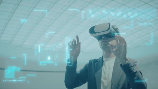 戴VR护目镜的男人在室内视频素材模板下载