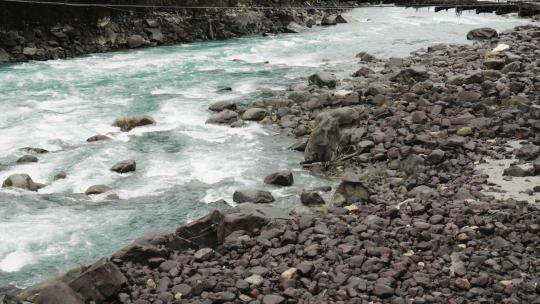 山谷河流冲击岩石