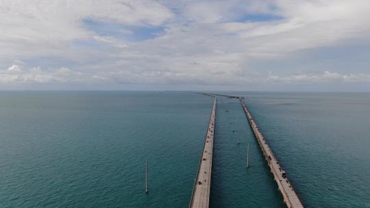 美国佛罗里达群岛基韦斯特七英里桥的鸟瞰图