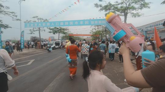 云南德宏傣族泼水节盈江步行街游客