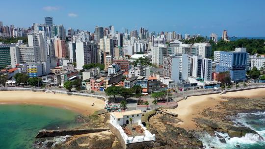 巴西巴伊亚州萨尔瓦多海滨城市著名旅游景点的空中景观。