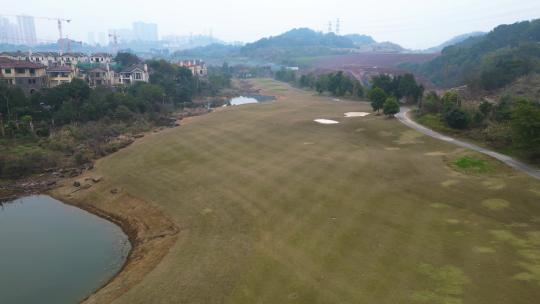 航拍重庆南岸区：别墅群外围的高尔夫球场