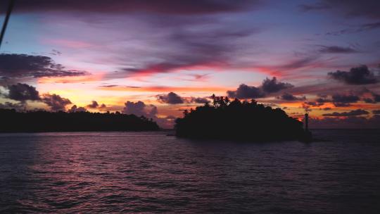 班达海令人难以置信的日落，从一艘船上看到，相机飞驰而去。