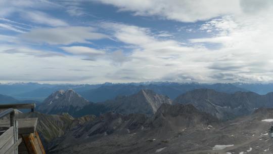 阿尔卑斯山脉上快速移动的云，祖格斯皮策的延时