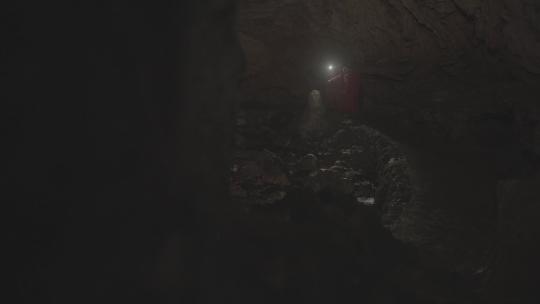 M1科考队员查看山洞中的巨大钟乳石