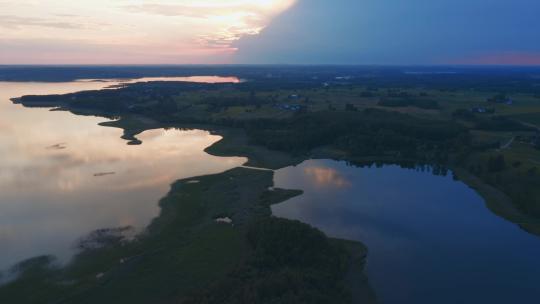 日落后的湖泊