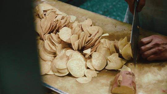 北京护国寺小吃街土豆片制作