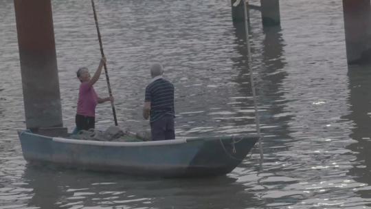 珠江水域生态环境治理河道清理治理打捞杂物