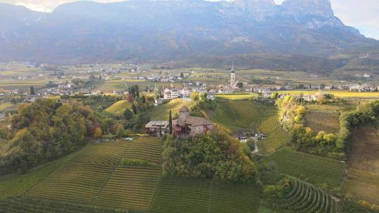 意大利阿尔卑斯山葡萄园中间中世纪城堡的空中无人机视频。