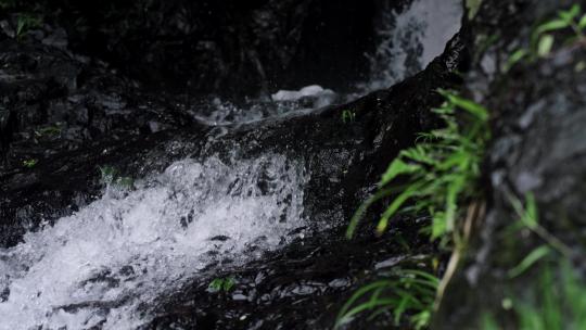 自然唯美流水瀑布水源水流探险马丁靴