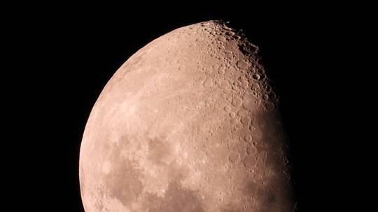 月食中月球表面的特写