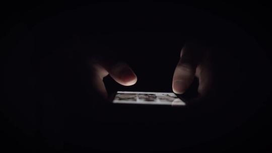深夜玩手机 手机打字 上网 网瘾少年 网恋视频素材模板下载