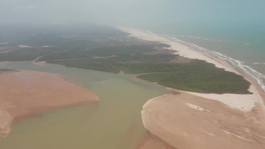 空中：巴西北部帕纳巴河三角洲风筝冲浪。