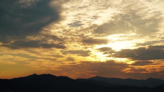 傍晚天空云朵夕阳山峰日落延时风景唯美黄昏