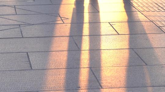 杭州西湖边夕阳余晖下 游客脚步特写视频素材模板下载